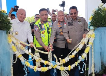 Agus Suryonugroho bersama Rosyanto Yudha Hermawan dan unsur Forkopimda melakukan pemotongan pita saat meresmikan Safety Driving Center (SDC) Polda Kalimantan Selatan, Rabu (8/4/2026). Fasilitas ini menjadi pusat edukasi berkendara untuk meningkatkan keselamatan lalu lintas. (foto: yola)