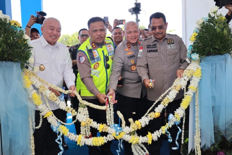 Agus Suryonugroho bersama Rosyanto Yudha Hermawan dan unsur Forkopimda melakukan pemotongan pita saat meresmikan Safety Driving Center (SDC) Polda Kalimantan Selatan, Rabu (8/4/2026). Fasilitas ini menjadi pusat edukasi berkendara untuk meningkatkan keselamatan lalu lintas. (foto: yola)