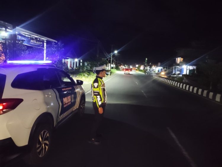 Anggota Satlantas Polres Bengkulu Selatan saat melakukan Patrol di titik rawan, Senin malam (6/4/2026). (Dok. Yola)