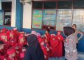Siswa TK Alqiswah belajar tertib lalu lintas, Senin (20/4/2026). (Foto;yola)