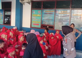Siswa TK Alqiswah belajar tertib lalu lintas, Senin (20/4/2026). (Foto;yola)