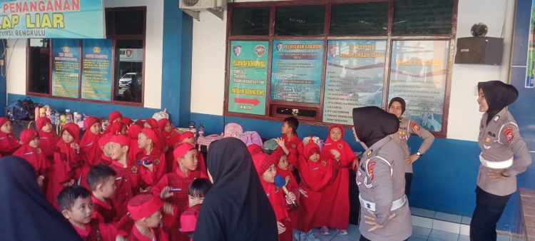 Siswa TK Alqiswah belajar tertib lalu lintas, Senin (20/4/2026). (Foto;yola)