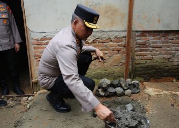 Kapolda Bengkulu, Mardiyono memimpin langsung ground breaking bedah rumah ke-74, di Selebar, Rabu (8/4/2026). (Foto:yola)