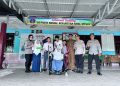 Kapolsek Kampung Melayu, Nyarna, memberikan bantuan kursi roda dan alat bantu disabilitas ke sejumlah SLB, Rabu (15/4/2026). (Foto:yola)