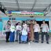 Kapolsek Kampung Melayu, Nyarna, memberikan bantuan kursi roda dan alat bantu disabilitas ke sejumlah SLB, Rabu (15/4/2026). (Foto:yola)
