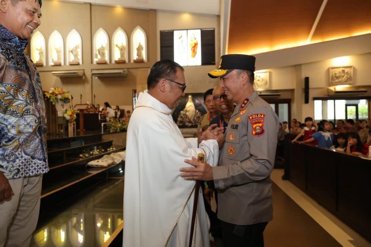 Kapolda Sumatera Selatan Irjen Pol Sandi Nugroho menyapa dan berjabat tangan dengan romo usai misa Paskah di Gereja Santo Yoseph Palembang, (Dok  Humas)