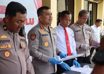  Polresta Bengkulu menunjukkan barang bukti saat konferensi pers pengungkapan empat kasus kriminal di Mapolresta Bengkulu, Senin (6/4/2026),  (Dok. Yola)