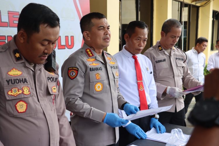  Polresta Bengkulu menunjukkan barang bukti saat konferensi pers pengungkapan empat kasus kriminal di Mapolresta Bengkulu, Senin (6/4/2026),  (Dok. Yola)