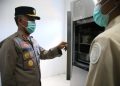 Kapolda Bengkulu Irjen Pol Mardiyono saat melakukan pengecekan operasional dapur SPPG Brimob Kandang yang memproduksi ribuan porsi makanan bergizi. (foto:yola)