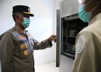 Kapolda Bengkulu Irjen Pol Mardiyono saat melakukan pengecekan operasional dapur SPPG Brimob Kandang yang memproduksi ribuan porsi makanan bergizi. (foto:yola)