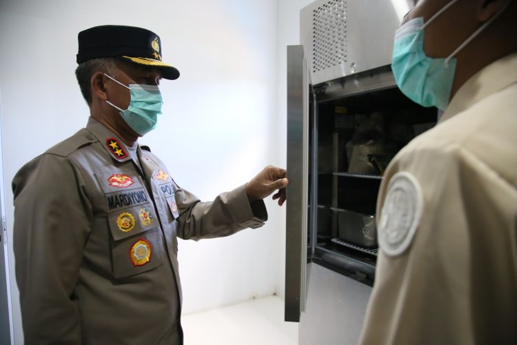 Kapolda Bengkulu Irjen Pol Mardiyono saat melakukan pengecekan operasional dapur SPPG Brimob Kandang yang memproduksi ribuan porsi makanan bergizi. (foto:yola)