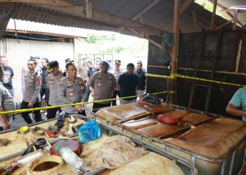 Direktorat Reserse Kriminal Khusus Polda Lampung bersama Brimob menggerebek tiga gudang penimbunan dan pengolahan solar di Pesawaran, Rabu (8/4/2026). (Foto:Yola)
