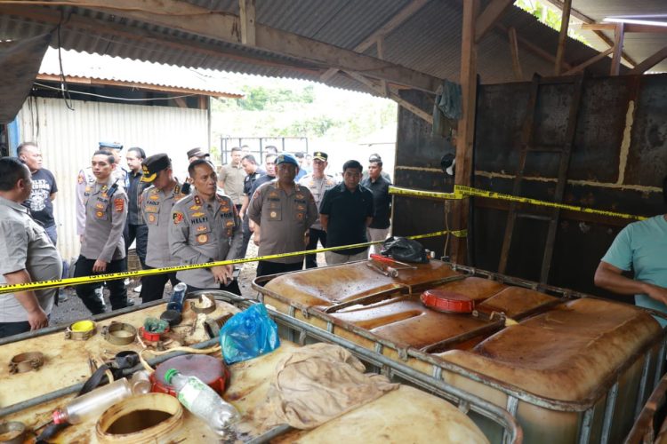 Direktorat Reserse Kriminal Khusus Polda Lampung bersama Brimob menggerebek tiga gudang penimbunan dan pengolahan solar di Pesawaran, Rabu (8/4/2026). (Foto:Yola)