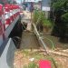 Kabel jaringan milik Telkom Indonesia menjuntai dan semrawut di Jembatan Air Cugung Patil. (Foto:Yl)