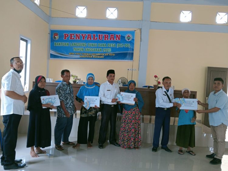 Pemerintah Desa Pauh Terenja, Kecamatan XIV Koto, menyalurkan BLT-DD kepada 23 KPM, Rabu (8/4/2026). (Foto:Dede)