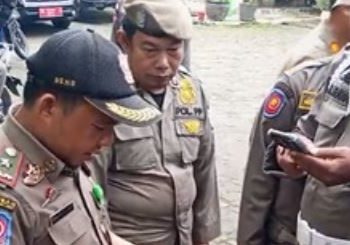 Petugas Satpol PP Kota Jambi melakukan pemeriksaan terhadap personel dalam razia internal terkait penggunaan aplikasi dan situs judi online, Senin (6/4/2026). (dok, Nahar)