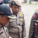 Petugas Satpol PP Kota Jambi melakukan pemeriksaan terhadap personel dalam razia internal terkait penggunaan aplikasi dan situs judi online, Senin (6/4/2026). (dok, Nahar)