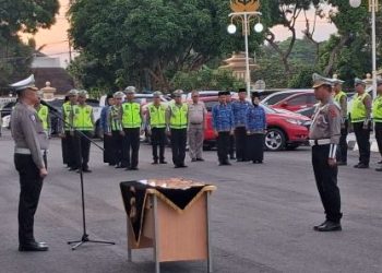 Personel Ditlantas Polda Jambi mengikuti upacara penandatanganan pakta integritas di Lapangan Apel, Selasa (7/4/2026). (Dok. Nahar)