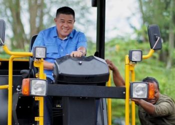 Kepala Dinas PUTR Provinsi Jambi saat meresmikan dan mencoba alat berat yang diserahkan kepada UPTD WDP, Selasa (7/4/2026), (Dok. Nahar)