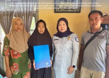 Petugas Jasa Raharja Wilayah Jambi menyerahkan santunan kepada ahli waris korban kecelakaan lalu lintas di Desa Mendalo Darat, Kabupaten Muaro Jambi, Selasa (7/4/2026). (Dok. Stepanus)