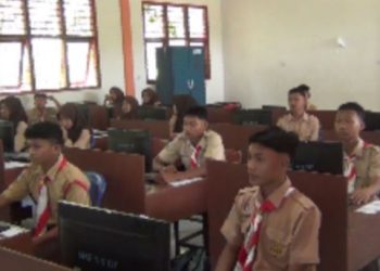 Sejumlah siswa SMP mengikuti Tes Kemampuan Akademik (TKA) berbasis komputer di salah satu sekolah di Kabupaten Tanjung Jabung Timur, April 2026. (Dok. Daus)