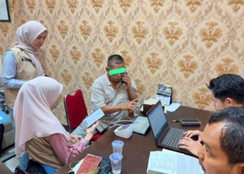Petugas Kejati Jambi memeriksa seorang tersangka dalam kasus dugaan korupsi pengadaan tanah akses jalan Pelabuhan Ujung Jabung di Jambi, Rabu (8/4/2026). (Dok. Humas)