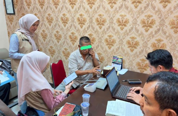 Petugas Kejati Jambi memeriksa seorang tersangka dalam kasus dugaan korupsi pengadaan tanah akses jalan Pelabuhan Ujung Jabung di Jambi, Rabu (8/4/2026). (Dok. Humas)