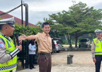 Personel Ditlantas Polda Jambi memberikan edukasi keselamatan berlalu lintas kepada siswa MAN 2 Kota Jambi dalam kegiatan Patroli Keamanan Sekolah (PKS), Kamis (9/9/2026). (Dok. Nahar)