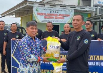Kepala Lapas Kelas IIB Muara Bungo menyerahkan bantuan kebutuhan pokok kepada pengurus Panti Asuhan Aisyiyah Muhammadiyah Muara Bungo dalam kegiatan bakti sosial, Kamis (9/4/2026). (Dok. Humas)