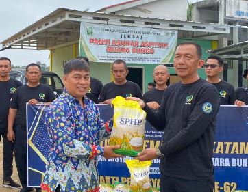 Kepala Lapas Kelas IIB Muara Bungo menyerahkan bantuan kebutuhan pokok kepada pengurus Panti Asuhan Aisyiyah Muhammadiyah Muara Bungo dalam kegiatan bakti sosial, Kamis (9/4/2026). (Dok. Humas)