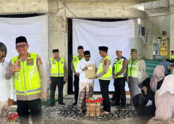 Personel Ditlantas Polda Jambi memberikan edukasi keselamatan berlalu lintas sekaligus menyerahkan bantuan kepada pimpinan Pondok Pesantren Da’arul Huffaazh Al Islami, Jumat (10/4/2026), (Dok. Nahar)