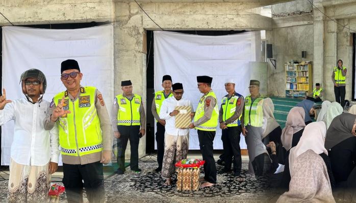 Personel Ditlantas Polda Jambi memberikan edukasi keselamatan berlalu lintas sekaligus menyerahkan bantuan kepada pimpinan Pondok Pesantren Da’arul Huffaazh Al Islami, Jumat (10/4/2026), (Dok. Nahar)