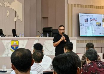 Perwakilan PT Sinar Sentosa Primatama (Sinsen) dan PT Astra Honda Motor (AHM) memberikan pemaparan dalam kegiatan Sarasehan dan Rapat Kerja SMK Binaan Honda Tahun 2026 di Kantor Dinas Pendidikan Provinsi Jambi, Rabu (8/4/2026) (Dok. Stepanus)
