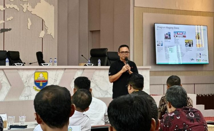 Perwakilan PT Sinar Sentosa Primatama (Sinsen) dan PT Astra Honda Motor (AHM) memberikan pemaparan dalam kegiatan Sarasehan dan Rapat Kerja SMK Binaan Honda Tahun 2026 di Kantor Dinas Pendidikan Provinsi Jambi, Rabu (8/4/2026) (Dok. Stepanus)