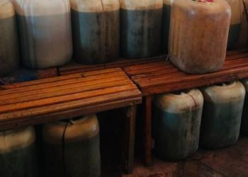 Barang bukti berupa jerigen berisi bahan bakar minyak (BBM) subsidi yang diamankan Satreskrim Polres Kerinci, Kamis (9/4/2026). (Dok. Humas)