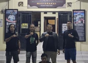 Jajaran Polsek Maro Sebo menunjukkan tersangka DPO yang berhasil ditangkap usai melarikan diri dari rutan (Dok. Humas)