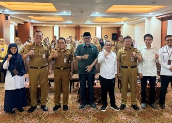Sekda Sudirman (tengah) bersama sejumlah kepala OPD dan peserta usai membuka Sosialisasi Evaluasi Penyelenggaraan Statistik Sektoral (EPSS) dan Pembinaan Statistik Sektoral Tahun 2026 di Hotel Abadi Suite Jambi, Selasa (13/4/2026) (Dok. Stepanus)