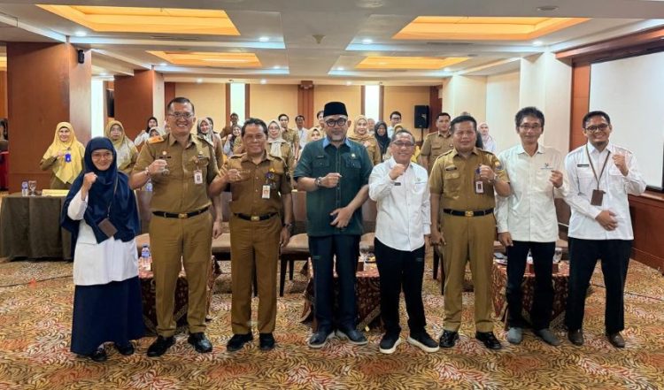 Sekda Sudirman (tengah) bersama sejumlah kepala OPD dan peserta usai membuka Sosialisasi Evaluasi Penyelenggaraan Statistik Sektoral (EPSS) dan Pembinaan Statistik Sektoral Tahun 2026 di Hotel Abadi Suite Jambi, Selasa (13/4/2026) (Dok. Stepanus)