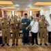 Sekda Sudirman (tengah) bersama sejumlah kepala OPD dan peserta usai membuka Sosialisasi Evaluasi Penyelenggaraan Statistik Sektoral (EPSS) dan Pembinaan Statistik Sektoral Tahun 2026 di Hotel Abadi Suite Jambi, Selasa (13/4/2026) (Dok. Stepanus)