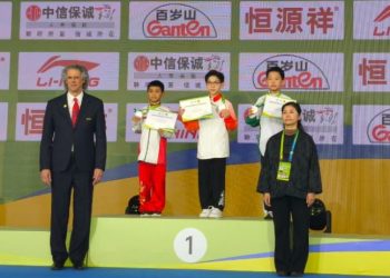 Atlet wushu Indonesia berpose di podium usai menerima medali pada Kejuaraan Dunia Wushu Junior 2026 di Tianjin (Dok. Humas)