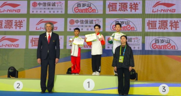 Atlet wushu Indonesia berpose di podium usai menerima medali pada Kejuaraan Dunia Wushu Junior 2026 di Tianjin (Dok. Humas)
