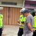 Anggota Ditlantas Polda Jambi melakukan penindakan pelanggaran lalu lintas menggunakan perangkat ETLE Handheld dalam patroli di Kota Jambi, Selasa (14/4/2026). (Dok. Nahar)