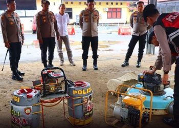Kapolres Tanjab Timur AKBP Ade Candra bersama jajaran melakukan pengecekan peralatan pemadam kebakaran hutan dan lahan (karhutla) di Mapolres Tanjab Timur (Dok. Humas)