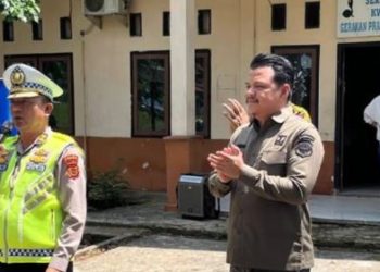 Kamsel Ditlantas Polda Jambi, AKBP Novrizal memberikan edukasi keselamatan berlalu lintas kepada anggota Saka Bhayangkara di Bumi Perkemahan Cadika, Tanjung Jabung Timur, Kamis (16/4/2026).(Dok. Daus)