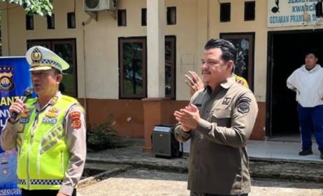Kamsel Ditlantas Polda Jambi, AKBP Novrizal memberikan edukasi keselamatan berlalu lintas kepada anggota Saka Bhayangkara di Bumi Perkemahan Cadika, Tanjung Jabung Timur, Kamis (16/4/2026).(Dok. Daus)