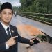 Anggota DPRD Tanjung Jabung Barat Hery Saputra menunjukkan kondisi kerusakan Jembatan Harmoko di Kecamatan Bram Itam (Dok. Daus)