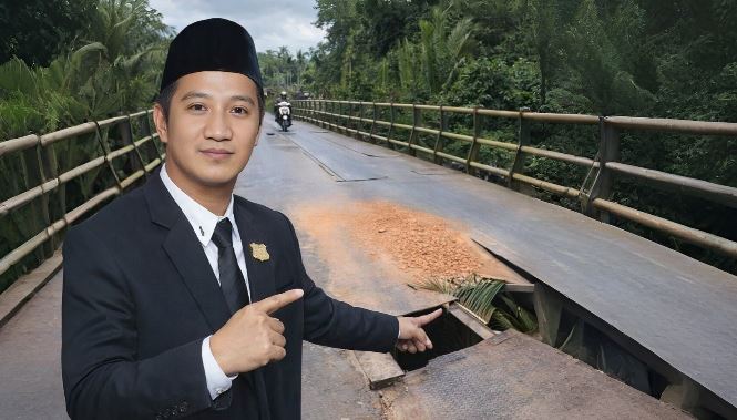 Anggota DPRD Tanjung Jabung Barat Hery Saputra menunjukkan kondisi kerusakan Jembatan Harmoko di Kecamatan Bram Itam (Dok. Daus)
