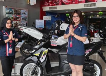 Sales Honda menyambut konsumen di showroom Honda (Dok. Stepanus)