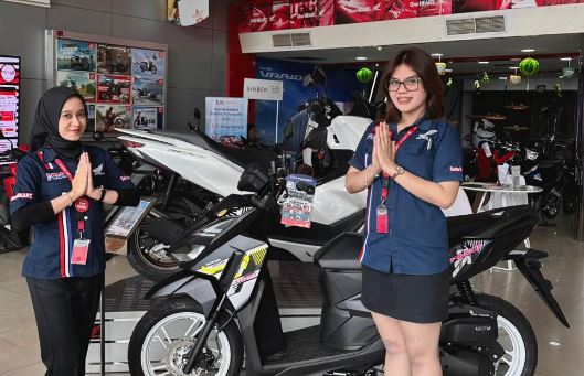 Sales Honda menyambut konsumen di showroom Honda (Dok. Stepanus)