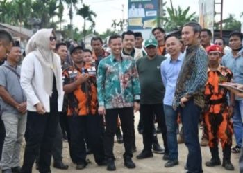 Anggota DPR RI Dapil Jambi Edi Purwanto bersama Bupati Tanjung Jabung Timur Dillah Hikmah Sari dan rombongan saat meninjau kondisi ruas jalan Muara Sabak Timur–Rantau Rasau, Sabtu (18/4/2026), (Dok. Daus)
